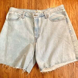 LEVI'S DENIM SHORTS 32   NWOT